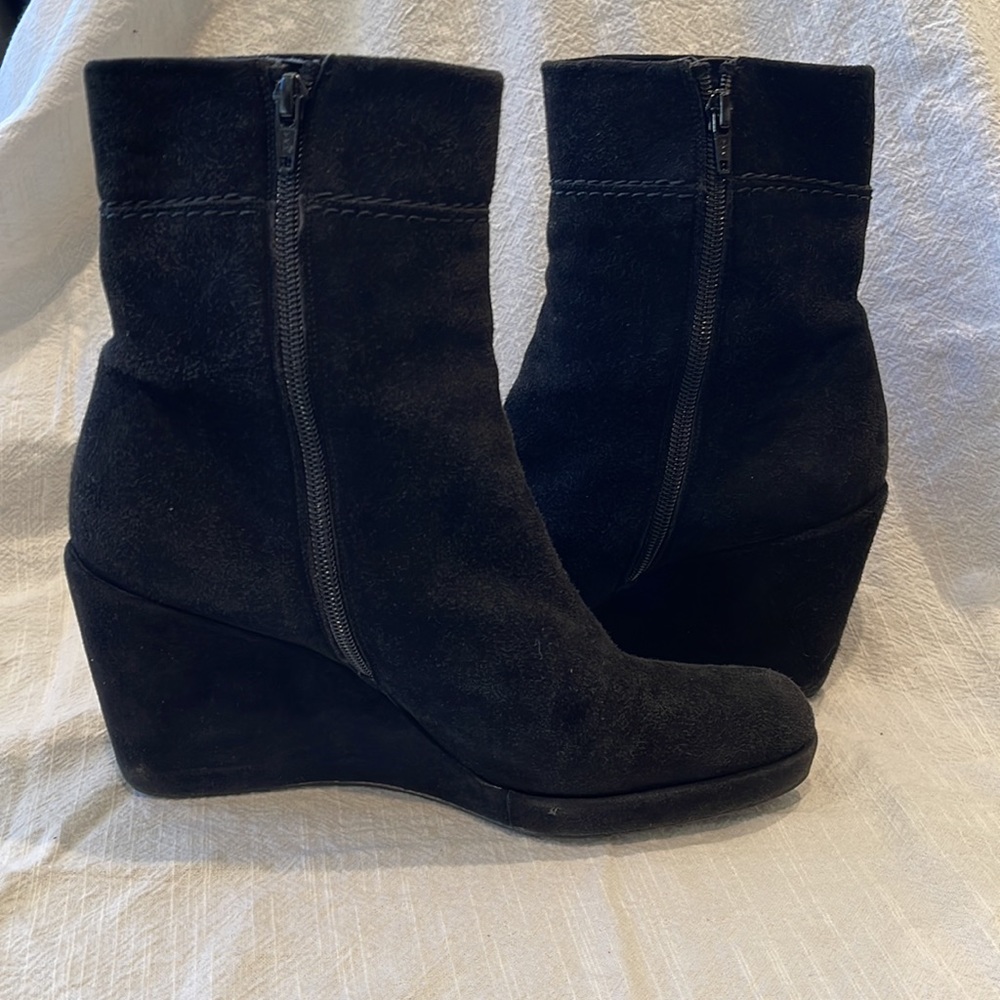 Elegant Black Suede Ankle Boots - Picture 4 of 7